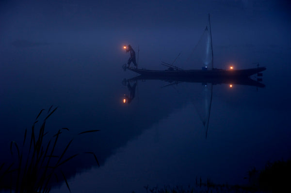 Night-time water photography accompanying this guide to using boat lights for night fishing.